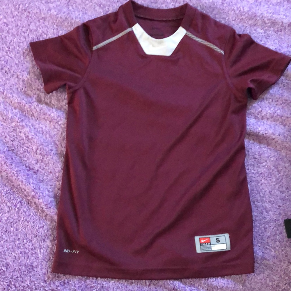 Boys Nike maroon t-shirt